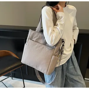 Dettaglio della borsa tote taupe con tracolla regolabile e ampia tasca con cerniera