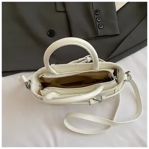 Sac fourre-tout blanc minimaliste avec compartiments intérieurs zippés et poignées