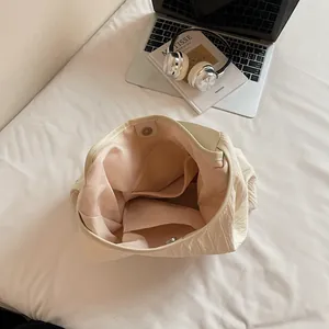 Elegante borsa tote beige a pieghe con interno spazioso e chiusura magnetica per il pendolarismo