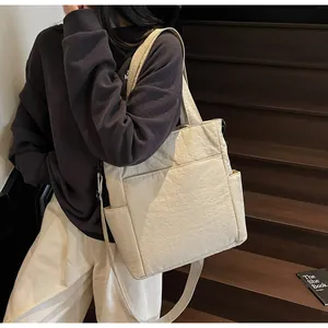 Borsa tote in tela beige con tracolla regolabile e tasche laterali per uno stile casual