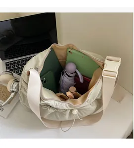 Vista dall'alto della borsa a tracolla in nylon con spazio per tablet e vari accessori