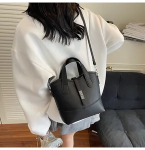 Borsa a secchiello in pelle martellata con chiusura in metallo in un contesto casual