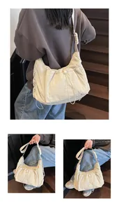 Dettaglio della borsa a tracolla in nylon plissettato crema con cordoncino regolabile