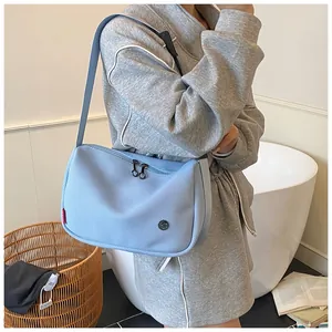 Hellblaue Crossbody-Tasche aus Mesh-Nylon mit Reißverschluss und breitem Gurt