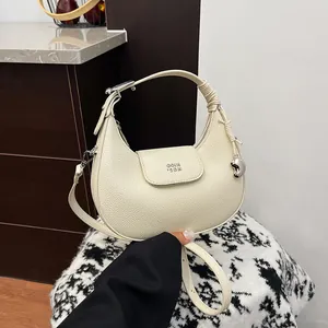 Borsa Hobo da Donna in Pelle PU Martellata a Mezzaluna Borsa a Spalla Tracolla Con Ciondolo a Cuore in Metallo Manico Intrecciato