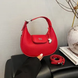 Elegante borsa hobo rossa in pelle con motivo litchi e ciondolo in metallo argentato