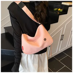 Rosafarbene Hobo-Tasche aus Nylon mit atmungsaktiver Wabenstruktur über der Schulter