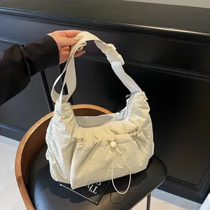 Borsa a tracolla chic in nylon crema con trama a pieghe e tracolla regolabile in stile casual