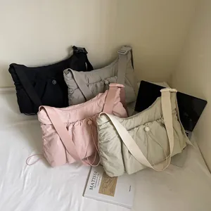 Borse a tracolla in nylon plissettato in nero, grigio, rosa e beige, capienza ampia