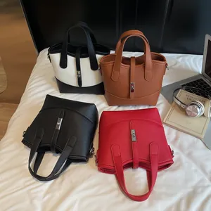 Borse a secchiello in pelle bicolore con chiusura in metallo in nero, marrone e rosso