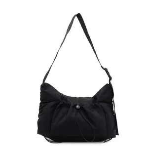 Borsa a tracolla alla moda in nylon nero a pieghe con grande capacità e coulisse
