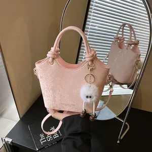 Borsa rosa con motivo a serpente, elegante manico annodato e ciondolo in pelliccia