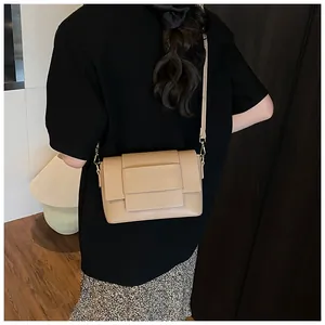 Dettaglio della borsa a tracolla kaki minimalista con trama in pelle pregiata