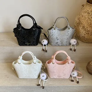 Borse a mano chic effetto serpente in quattro colori con ciondolo peluche su gradini