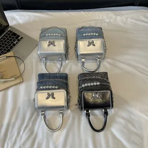 Mini borsa per telefono in denim patchwork con catena di perle e fiocco in metallo