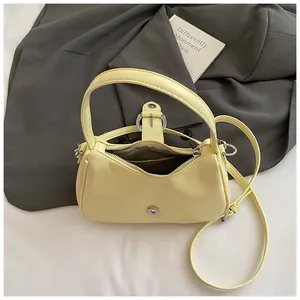 Borsa sottospalla a mezzaluna giallo chiaro retrò in pelle liscia con tracolla regolabile