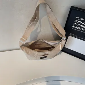 Borsa a tracolla beige a mezzaluna minimalista con tracolla regolabile in stile casual