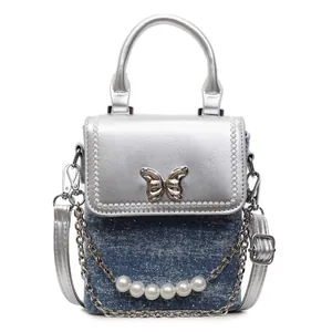 Mini borsa per cellulare argento e blu con chiusura a farfalla e catena di perle