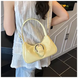 Elegante borsa a mezzaluna giallo pallido in pelle verniciata lucida a spalla