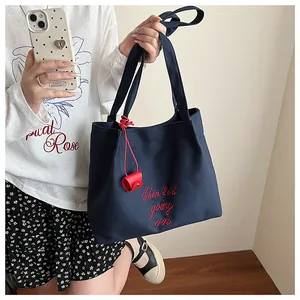 Sac fourre-tout en toile bleu marine avec broderie rouge et petit sac pendentif assorti