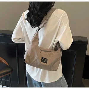 Dettaglio tracolla regolabile e trama in nylon increspato su borsa tote color kaki