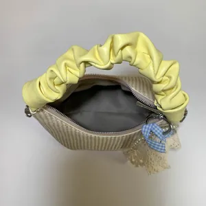 Borsa a nuvola in paglia con manico arricciato giallo e decorazione a fiocco