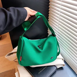 Grüne Netztasche zum Umhängen mit MOBORN-Logo und verstellbarem Gurt für Damen
