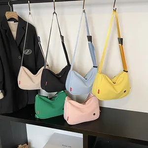 Minimalistische Nylon-Umhängetaschen in verschiedenen Farben mit verstellbarem Gurt