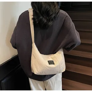 Dettaglio della borsa a tracolla a mezzaluna bianco sporco con cinturino regolabile