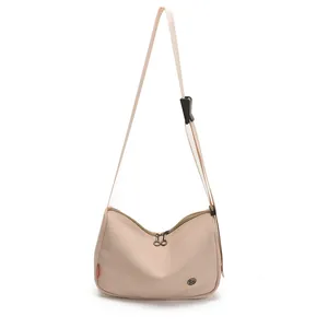 Minimalistische beige Nylon-Umhängetasche in Halbmondform mit doppeltem Reißverschluss