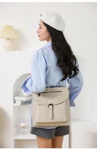 Dettaglio borsa a tracolla in ecopelle beige con fibbia e tasca con cerniera