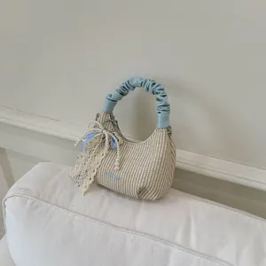 Borsa a nuvola in paglia beige con manico arricciato celeste e accessorio a fiocco