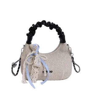 Borsa a nuvola intrecciata bianca con manico nero a pieghe, perle e nastri di pizzo