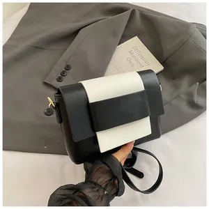 Dettaglio della borsa bicolore in ecopelle bianca e nera con finiture dorate eleganti