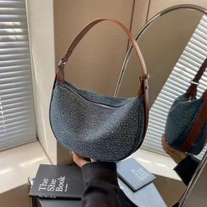 Borsa sottobraccio in denim con strass scintillanti e tracolla in pelle marrone