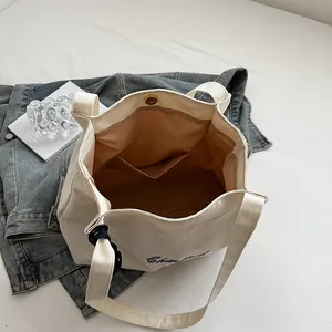 Sac cabas minimaliste en toile blanc cassé avec grande capacité et fermoir magnétique