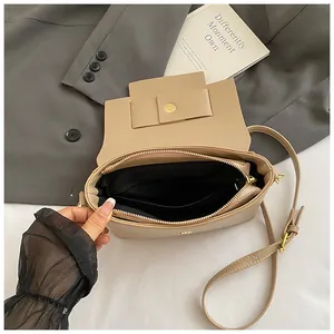 Borsa a tracolla minimalista in pelle PU beige con fibbia dorata e tracolla regolabile