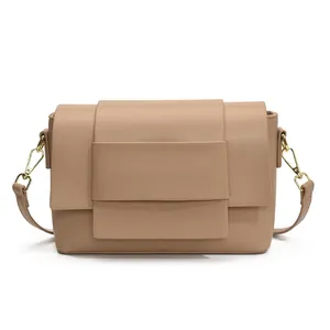 Borsa a tracolla minimalista in ecopelle marrone caffè con patta e hardware dorato