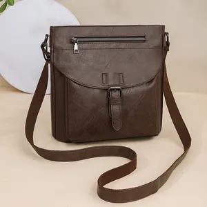 Borsa a tracolla retrò marrone scuro in ecopelle con tasca zip e fibbia decorativa