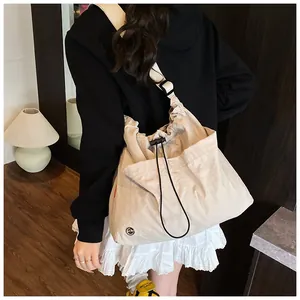 Borsa a secchiello in nylon con coulisse in un ambiente casual con tracolla regolabile