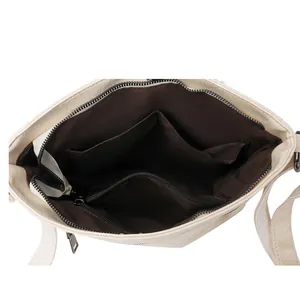 Capiente borsa a tracolla beige in similpelle con vari scomparti interni chiusi