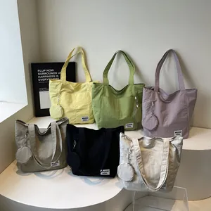 Sacs cabas minimalistes en nylon en plusieurs couleurs avec pochettes rondes assorties