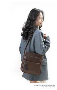 Dettaglio della borsa a tracolla marrone in pelle PU con eleganti frange sulla cerniera