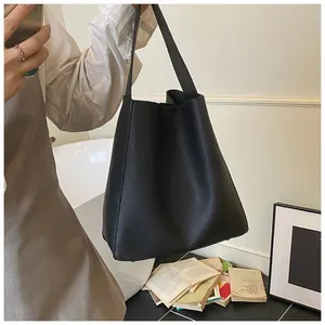 Dettaglio della borsa tote in pelle martellata nera con trama elegante e design ampio