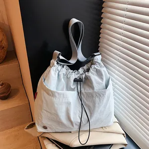 Borsa a Secchiello da Donna in Nylon Impermeabile Plissé Coulisse Grande Capacità Borsa a Tracolla Minimalista Casuale Quotidiana