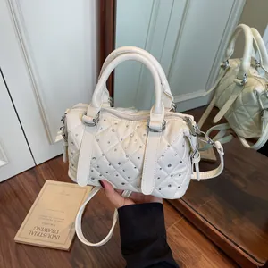 Borsa a mano color crema trapuntata con strass e hardware argento in vista street style