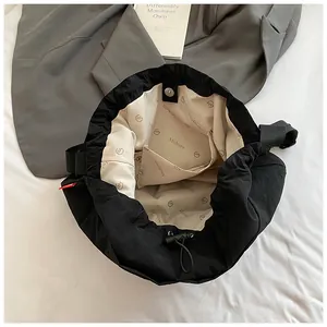 Borsa a secchiello in nylon nero capiente con chiusura a coulisse e fodera interna