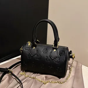 Sac à main Boston en cuir grainé noir avec bandoulière en chaîne dorée et gaufrage