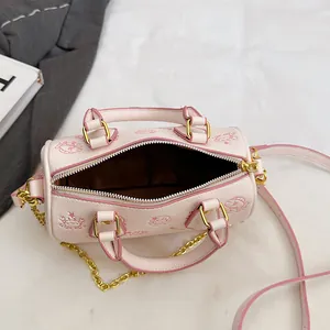 Sac à main Boston rose avec motif de crabe et chaîne dorée en vue de dessus