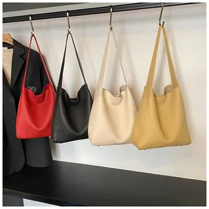 Borse hobo minimaliste in quattro colori appese con una morbida trama in pelle martellata
